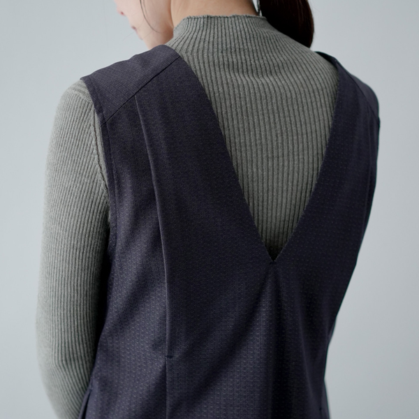 後ろ姿も美しく見せるデザイン(ノースリーブドレス)