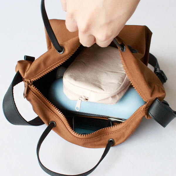 天井のマチを広く取ったデザインなのでファスナーの開閉もスムーズで荷物の出し入れが楽ちん。 天井のマチを広く取ったデザインなのでファスナーの開閉もスムーズで荷物の出し入れが楽ちん。