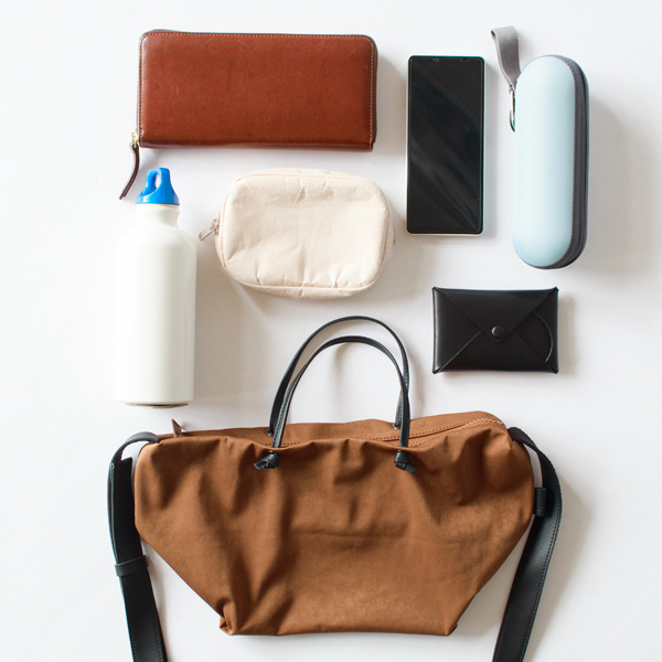 たっぷりとられたマチのおかげで、財布やスマートフォン、手帳にポーチと、必要な荷物を持ち運びできます。 たっぷりとられたマチのおかげで、財布やスマートフォン、手帳にポーチと、必要な荷物を持ち運びできます。