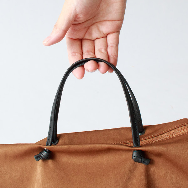 ショルダーとハンドルには品格のある牛革を採用。 ショルダーとハンドルには品格のある牛革を採用。