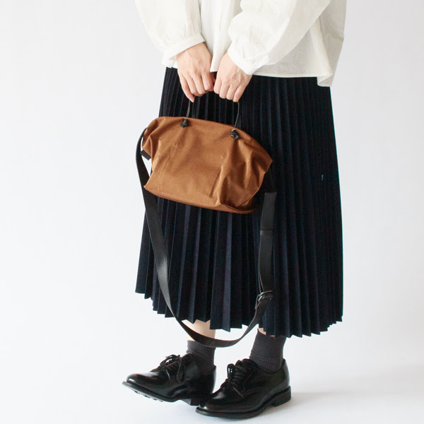 立体感のある形状と素材のやわらかさゆえ、持ち方によってもシルエットが変化し、ニュアンスある表情を楽しめます。 立体感のある形状と素材のやわらかさゆえ、持ち方によってもシルエットが変化し、ニュアンスある表情を楽しめます。