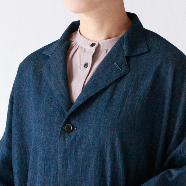 襟を折り返しても着用できます(身長156cm・INDIGO)