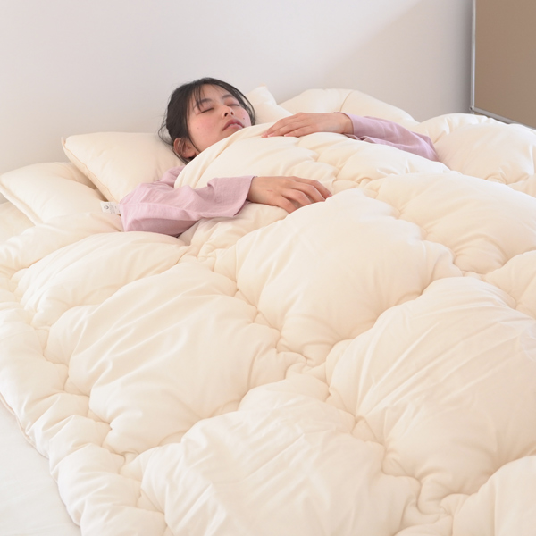 掛ふとんは包み込まれるようなあたたかさがありつつ、重たさを感じにくい 掛ふとんは包み込まれるようなあたたかさがありつつ、重たさを感じにくい