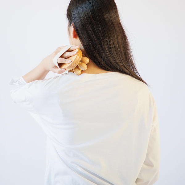 肩：首筋、肩、デコルテを軽くコロコロ