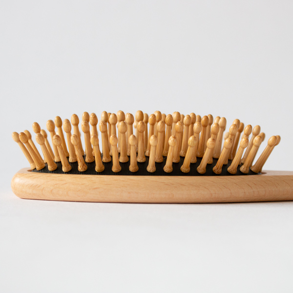 ピンはゴム台座に1本ずつ手植えしています