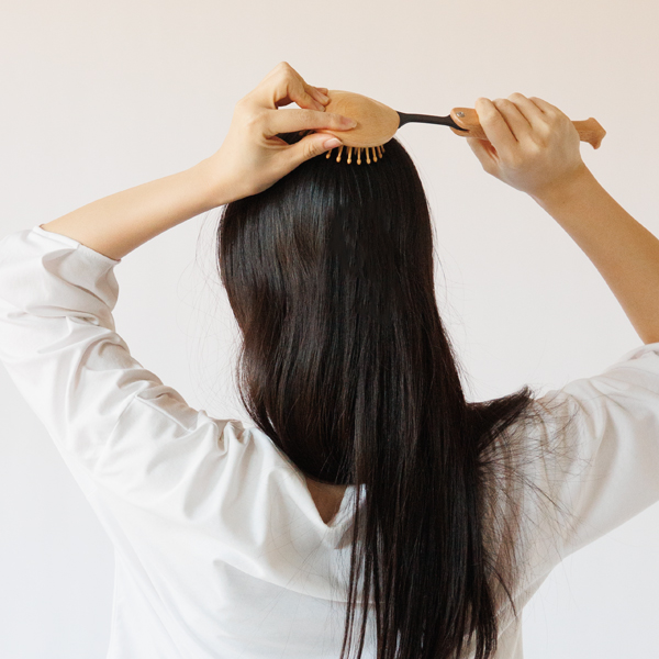 頭皮に軽く押し当てて 頭皮に軽く押し当てて