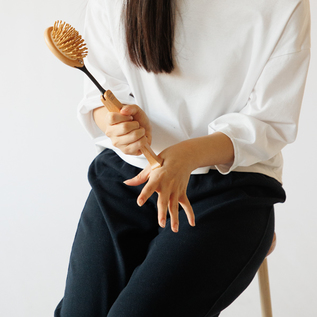 指の関節を押したり