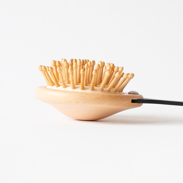 ピンはゴム台座に1本ずつ手植えして作られています ピンはゴム台座に1本ずつ手植えして作られています