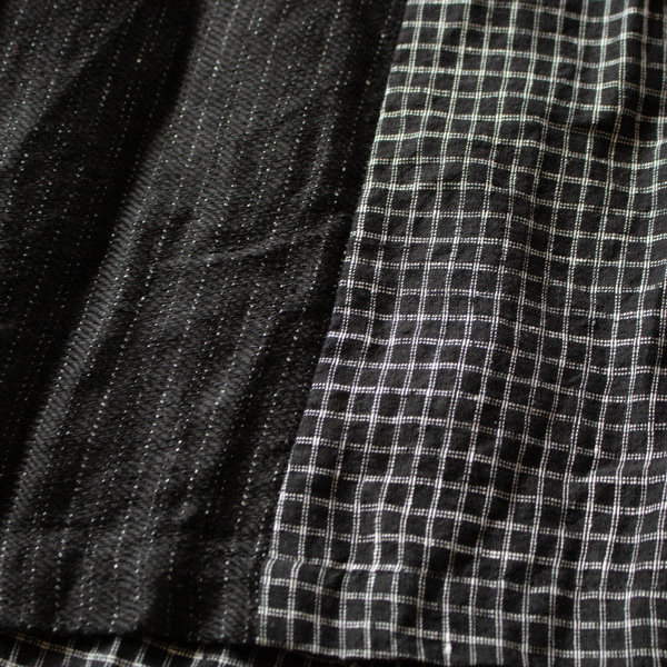 オリジナルのストライプ柄と、格子チェックを採用したBLACK