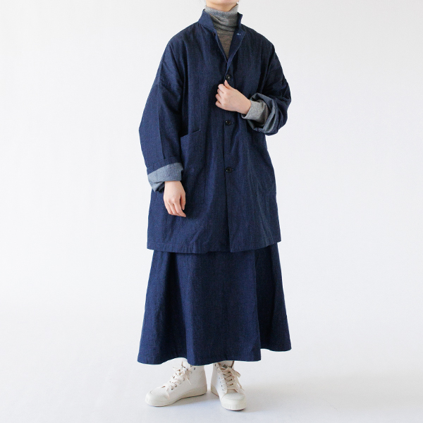 同じ生地を使用したジャケットとのセットアップ(身長163cm・INDIGO)