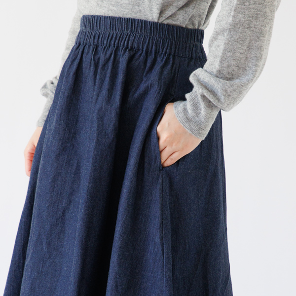 両脇にシームポケットあり(身長163cm・INDIGO)