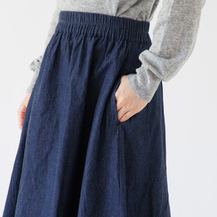 両脇にシームポケットあり(身長163cm・INDIGO) 両脇にシームポケットあり(身長163cm・INDIGO)