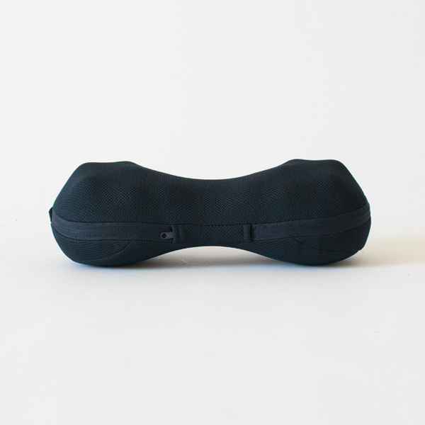 中央部分がくびれていて、上に寝転がるとその部分が身体の重みで沈み込む「しなり構造」 中央部分がくびれていて、上に寝転がるとその部分が身体の重みで沈み込む「しなり構造」