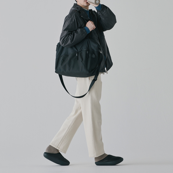 平らな道でも自然と上り坂を歩くような歩行へ導く傾斜ソール