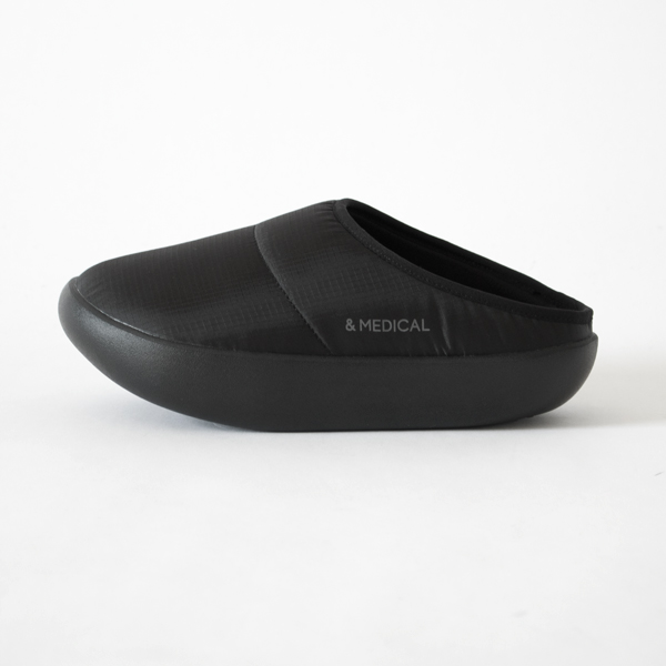 つま先側にかけて約3.5°の傾斜をつけたソール設計(BLACK)