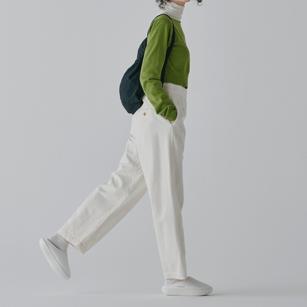 平坦な道でも上り坂を歩いているようなアップヒル歩行をつくります。