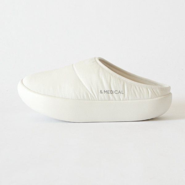 つま先側にかけて約3.5°の傾斜をつけたソール設計(WHITE)