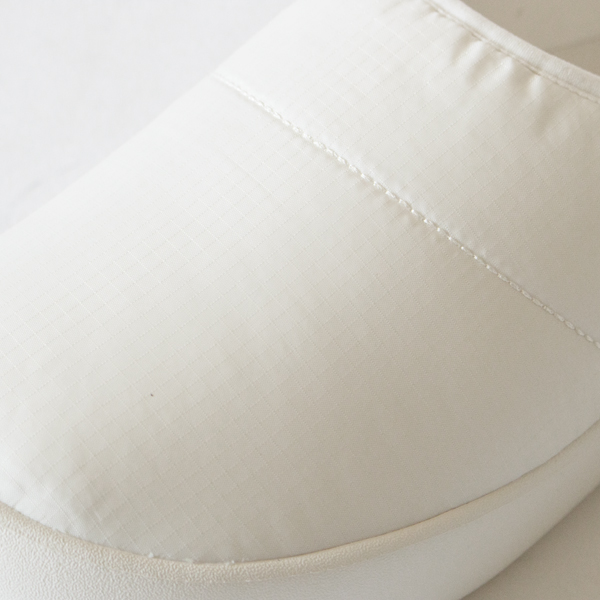 汚れが付きにくい撥水加工を施したアッパー(WHITE)