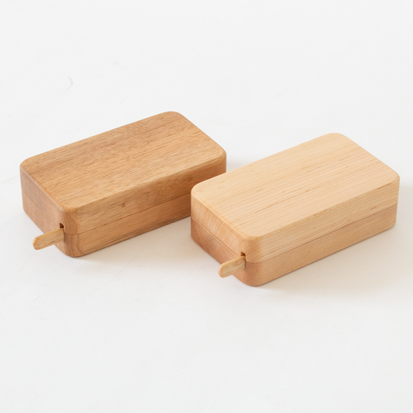 左：ウォールナット　右：メープル