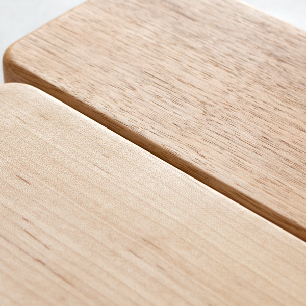 奥：ウォールナット　手前：メープル