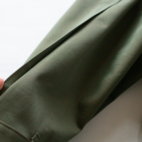 光にあたるだけで奥行きのある生地(ソラーログリーン)