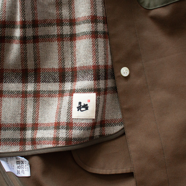 ボタンで取り外しする仕組み(ソラーログリーン)