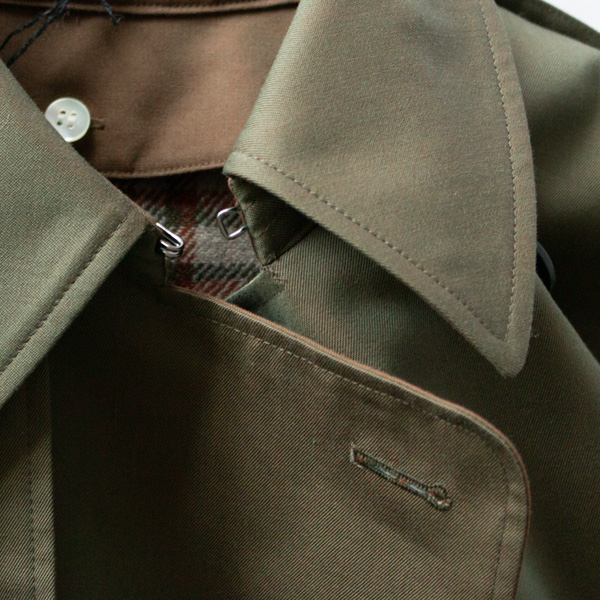 首元を留められるので、ばさっと羽織る時にも便利(ソラーログリーン)