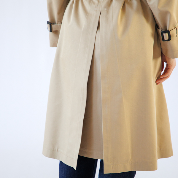 一見普通のベージュトレンチですが実際に外に出て動いた時にその光沢感や表裏の違いがわかる(ベージュ)