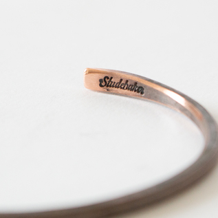 UNISEXバングル STUDEBAKER Fineline CLASSIC CUFF WORK PATINA