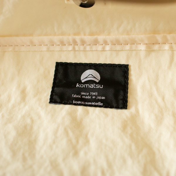 内ポケットのブランドロゴ(BEIGE BICOLOR)