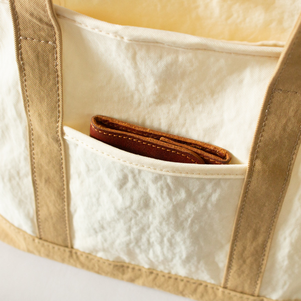 フロントポケットにカードケースを収納したところ(BEIGE BICOLOR)