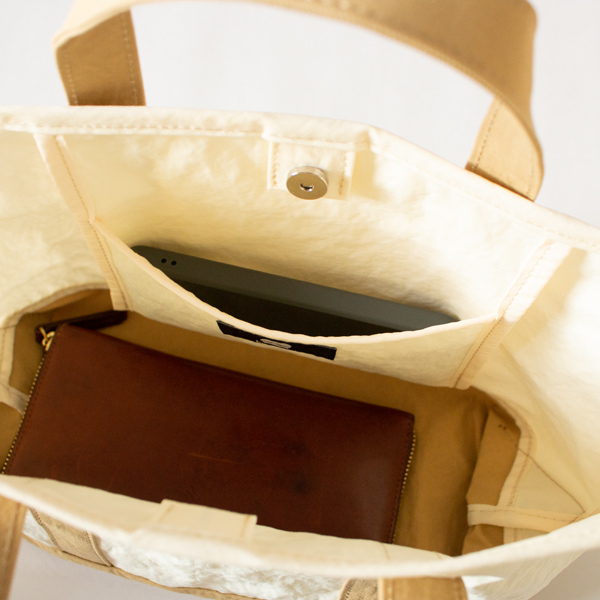 内ポケットにスマートフォンを収納したところ(BEIGE BICOLOR)