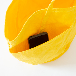 スマートフォンを縦に収納したところ(YELLOW) スマートフォンを縦に収納したところ(YELLOW)