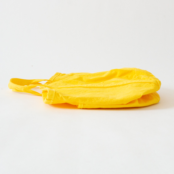 畳んでコンパクトになります(YELLOW)