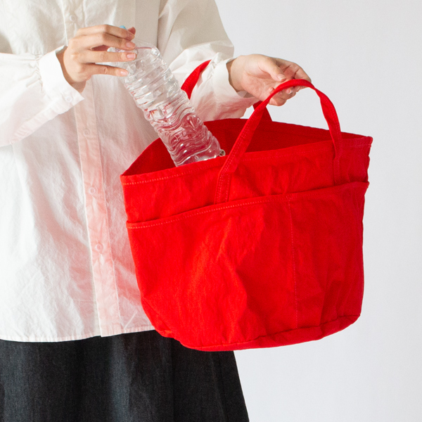 大きめのペットボトルもポンポン収納できます(RED)