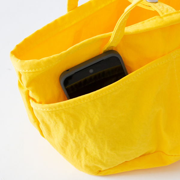 スマートフォンを縦に収納したところ(YELLOW) スマートフォンを縦に収納したところ(YELLOW)