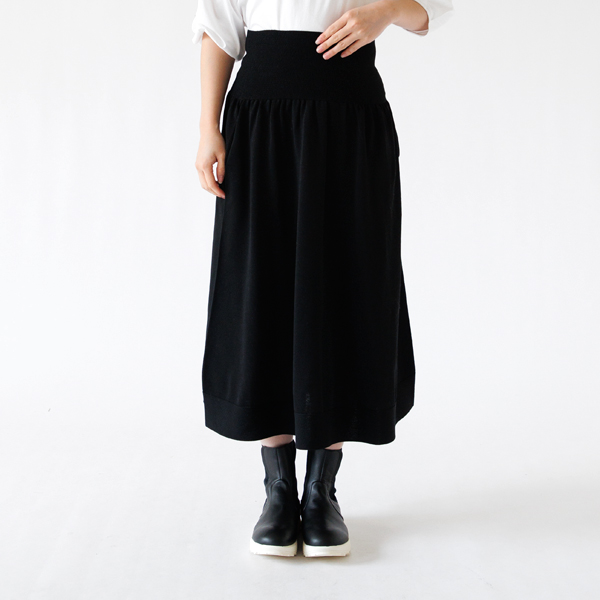 おなかをつつむ のびるニットロングスカート ポケット付き（BLACK）