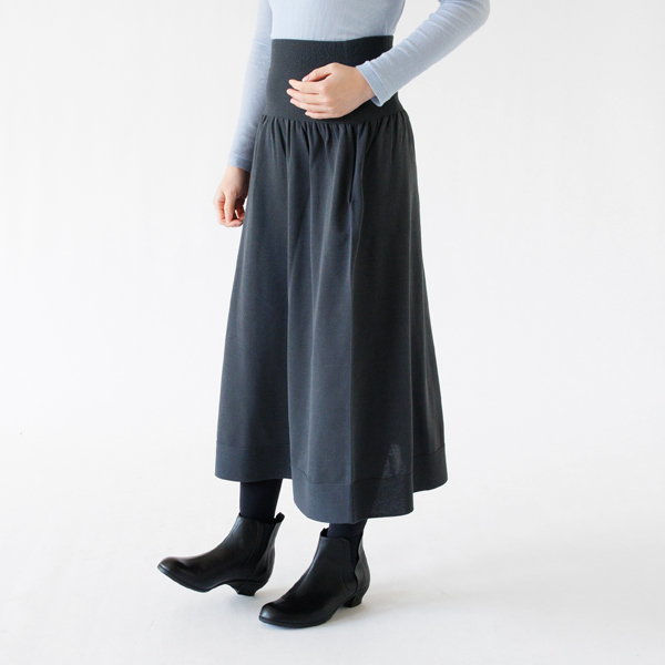 おなかを温めるための腹巻き一体型スカート