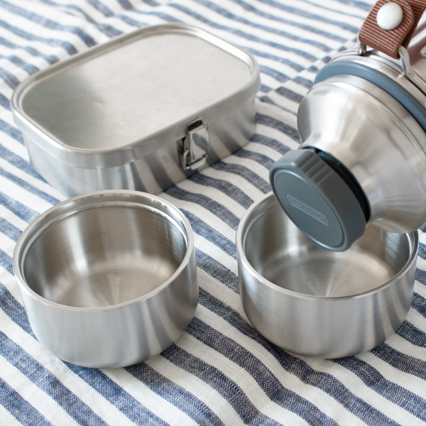 肌寒い山頂でも、真夏のアウトドアでも。厳しい環境にも耐えうる、質実剛健なステンレスボトル