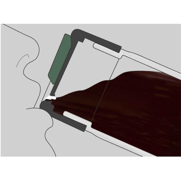 マグカップや紙カップで飲んだ時のような液体の出方を再現している小さな飲み口で、温かい飲み物でも火傷をしづらい設計