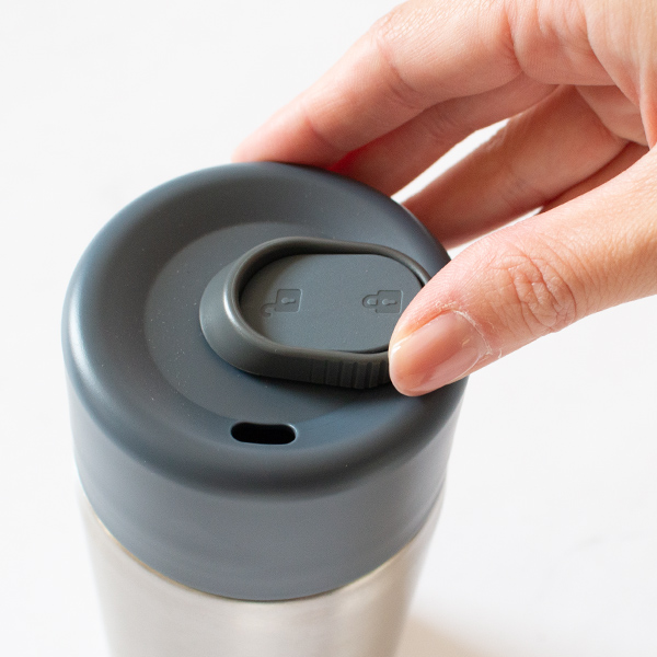 片手でワンタッチ開閉OK(SLATE)