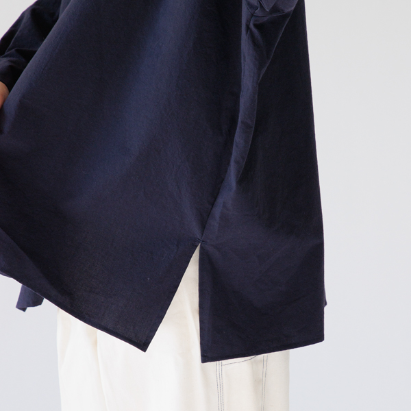 両脇にスリットあり(身長163cm・NAVY)