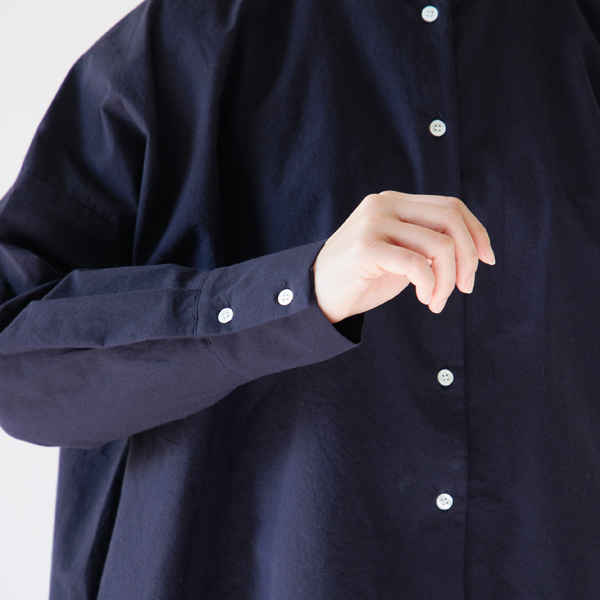少し長めの袖口カフス(身長163cm・NAVY)