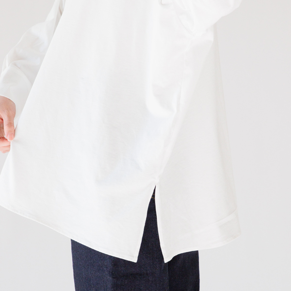 両脇にスリットあり(身長163cm・WHITE)