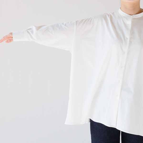 大きめの身幅に細めの袖(身長163cm・WHITE)
