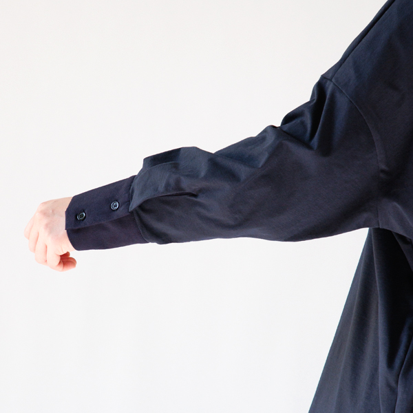 天竺生地と布帛生地は同色で馴染んでいます(身長163cm・NAVY)