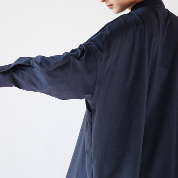 身頃と袖はカットソー生地で柔らか(身長163cm・NAVY)