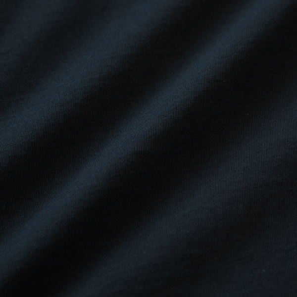 綿が持つ独特のヌメリ感を残しながら手触りはソフト(NAVY)