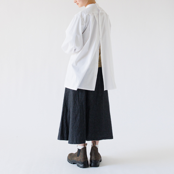 後のボタンを開けてコーデのアクセントに(身長163cm・WHITE)