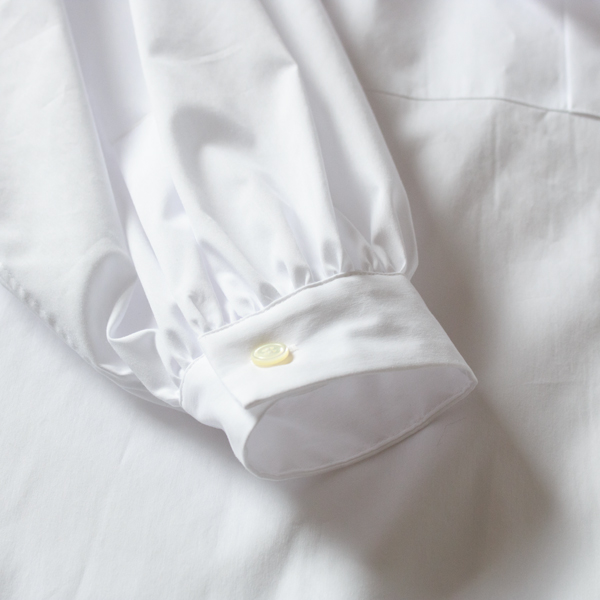 袖口のギャザーが愛らしい(WHITE)
